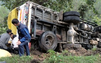 दार्चुला आउँदै गरेको ट्रक डडेल्धुरामा दुर्घटना 